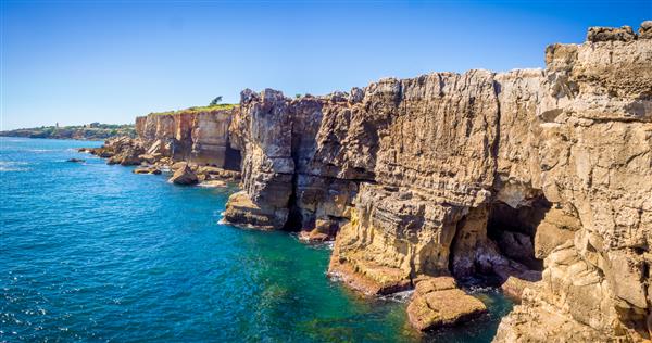 عکس پانوراما از صخره های کنار اقیانوس در کاسکای پرتغال