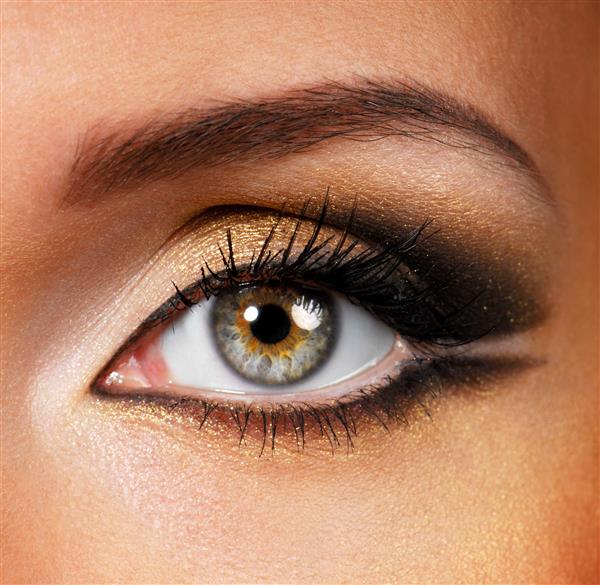 شکل زیبای چشم زنانه با آرایش طلایی قهوه ای