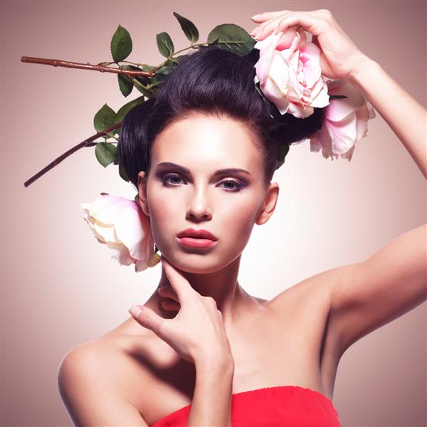 پرتره مدل مد با گل رز در موها استایل اینستاگرام