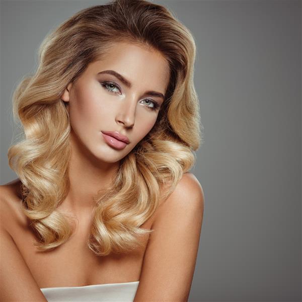 عکس یک زن جوان بلوند زیبا با موهای مجعد نزدیک چهره جذاب زن سفید پوست آرایش چشم دودی