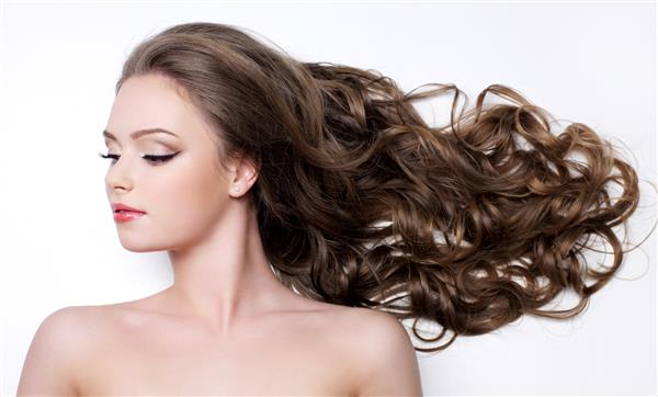 زن جوان با موهای مجعد بلند زیبا - پس زمینه سفید