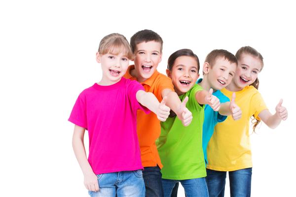 گروهی از بچه های شاد با علامت شست بالا در تی شرت های رنگارنگ کنار هم ایستاده اند - جدا شده روی سفید