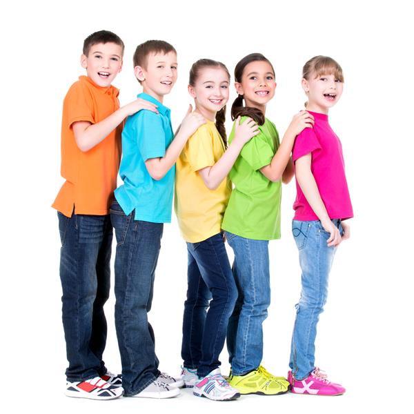 گروهی از کودکان شاد با تی‌شرت‌های رنگارنگ پشت هم ایستاده‌اند و دست‌هایشان را روی پس‌زمینه سفید قرار می‌دهند