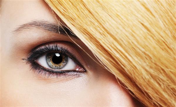 چشم زن نزدیک با آرایش و مدل موی خلاقانه