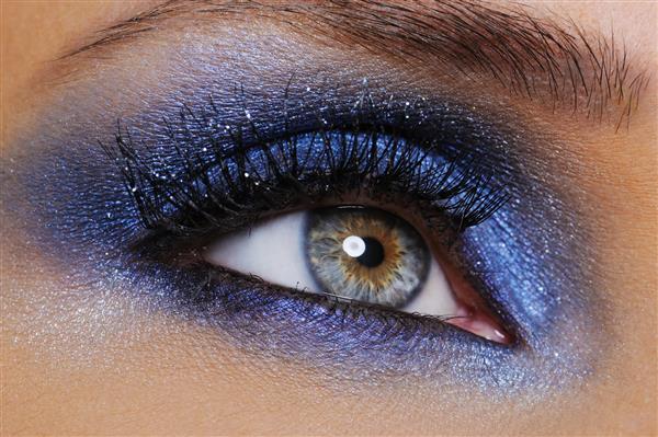 یک چشم زن با سایه چشم آبی روشن - ساقه ماکرو
