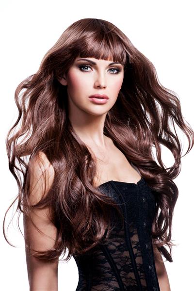زن جوان زیبا با موهای قهوه ای بلند ژست های مدل زیبا در استودیو