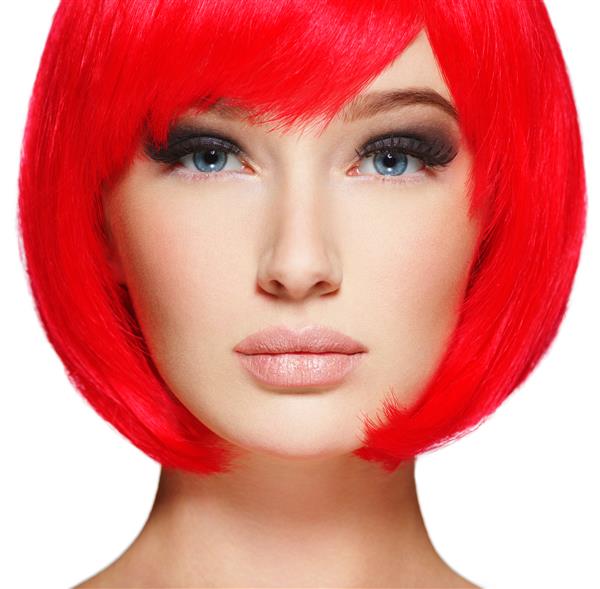 زن زرق و برق دار و خیره کننده با مدل موهای باب رنگ قرمز