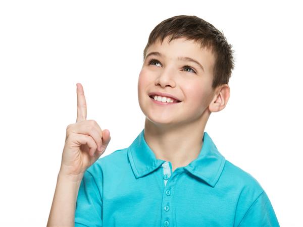 پرتره پسر نوجوان شاد که انگشتش را به سمت بالا نشان می دهد - جدا شده روی سفید