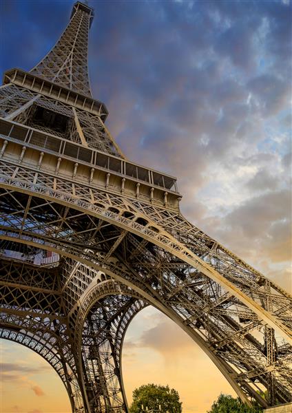 عکس با زاویه پایین از برج ایفل در پاریس فرانسه