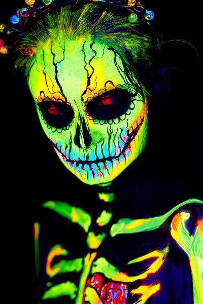 اشعه ماوراء بنفش هنر نقاشی بدن از اسکلت زن هالووین
