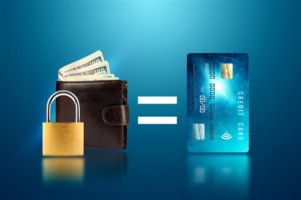 قفل در پس زمینه یک کیف پول با پول برابر با یک کارت اعتباری است
