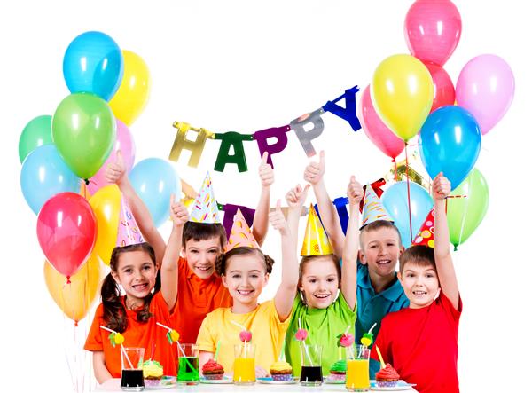 گروهی از کودکان شاد با پیراهن های رنگارنگ که در جشن تولد سرگرم هستند - جدا شده روی یک سفید