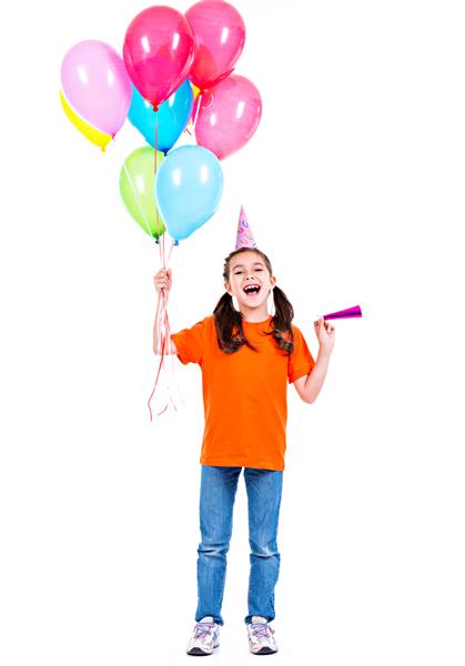 پرتره دختر خندان شاد با تی شرت نارنجی که بادکنک های رنگارنگ در دست دارد - جدا شده روی یک سفید