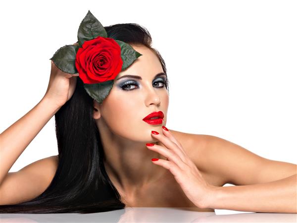 چهره زن زیبا با آرایش مد روشن و گل قرمز - ایزوله