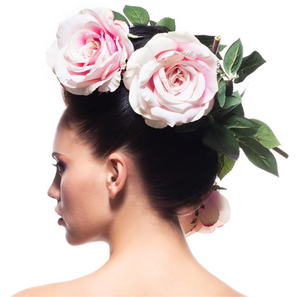 پرتره نمای عقب زن با گل های صورتی در مو - جدا شده روی سفید
