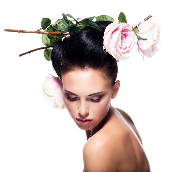 زن جوان زیبا با گل های صورتی در مو - جدا شده روی سفید