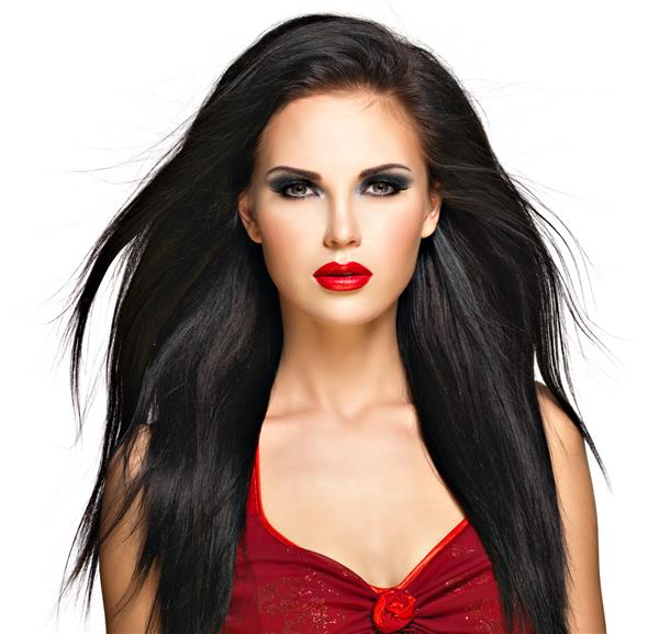پرتره زن زیبا با موهای صاف مشکی و لب های قرمز آرایش عصرانه مدل زیبا در حال ژست گرفتن در استودیو