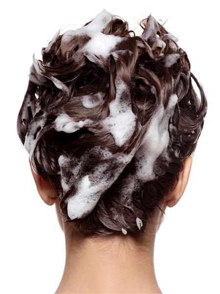 زنی که موها را صابون می کند درمان زیبایی - جدا شده بر روی دیوار سفید
