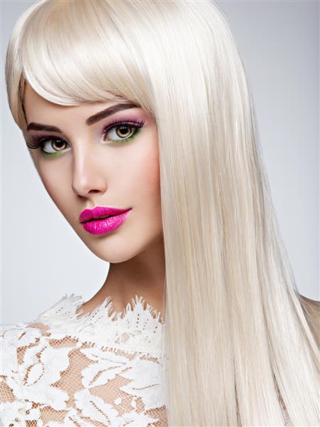 پرتره زنی زیبا با موهای صاف بلند سفید و آرایش روشن چهره یک مدل مد با رژ لب صورتی ژست دختر زیبا