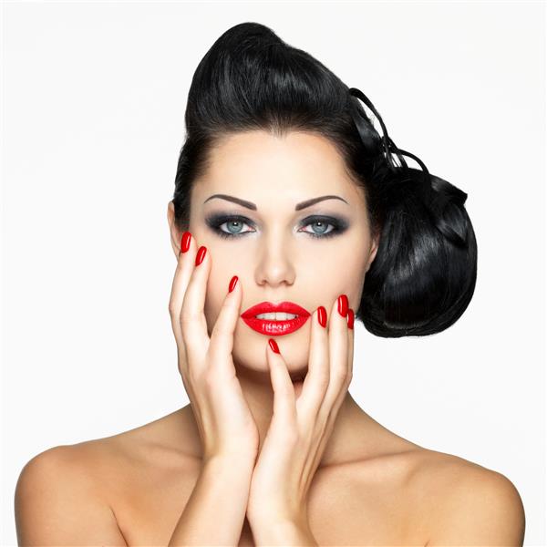 زن مد زیبا با لب های قرمز ناخن ها و مدل موهای خلاقانه