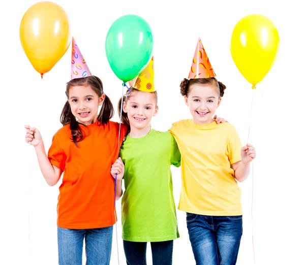 پرتره سه دختر کوچک بامزه با بادکنک های رنگی و کلاه مهمانی - جدا شده روی یک سفید
