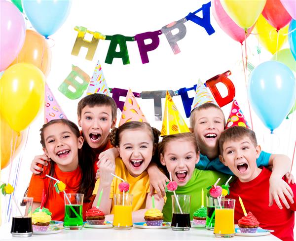 گروهی از بچه های خندان که در جشن تولد سرگرم می شوند - جدا شده روی یک سفید