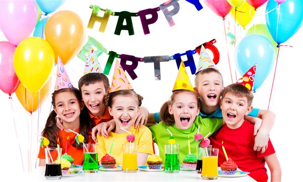 گروهی از بچه های خندان که در جشن تولد سرگرم می شوند - جدا شده روی یک سفید