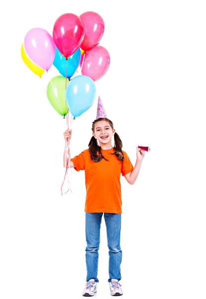 پرتره دختر خندان شاد با تی شرت نارنجی که بادکنک های رنگارنگ در دست دارد - جدا شده روی یک سفید