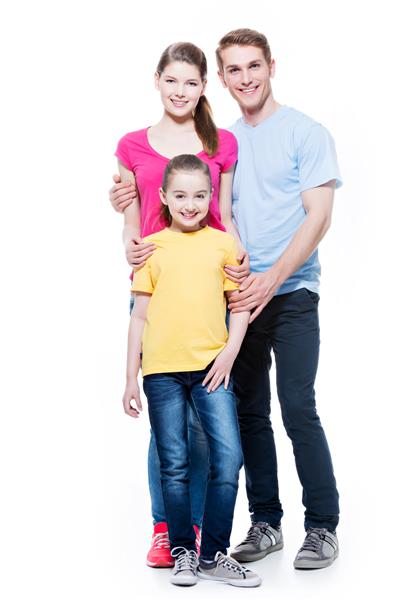 پرتره کامل خانواده جوان شاد با دختر در پیراهن های چند رنگ - جدا شده روی دیوار سفید