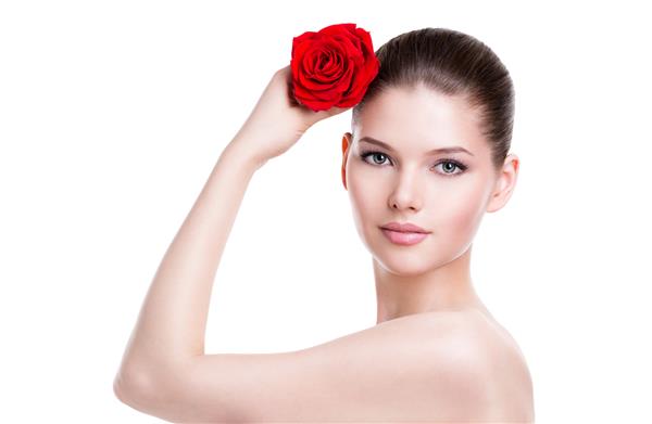 پرتره چهره زیبای زن زیبا با گل رز قرمز - جدا شده روی سفید