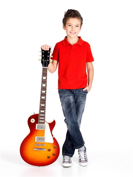 پرتره پسر جوان با گیتار الکتریک - جدا شده روی دیوار سفید