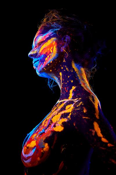 هنر بدن UV هالووین ترکیبی از یخ و آتش گرم و سرد درخشان پرتره