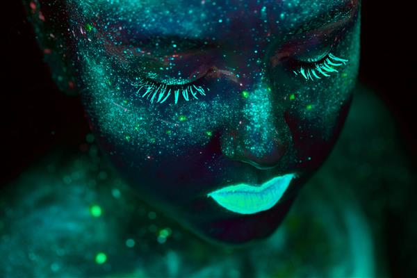 نقاشی UV از یک جهان بر روی پرتره بدن زن