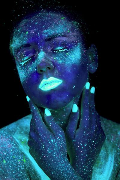 نقاشی UV از یک جهان بر روی پرتره بدن زن