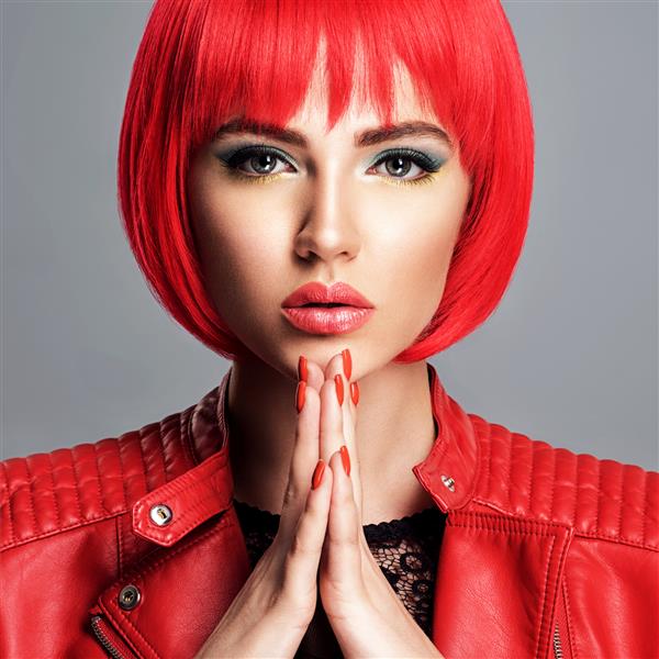 زن زیبا زیبا با مدل موی باب قرمز روشن مدل مد دختر شیک و جذاب با کت چرمی چهره خیره کننده یک خانم زیبا