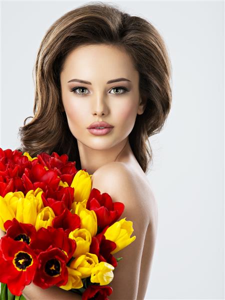 زن جوان زیبا برهنه با گل مدل جذاب با دسته گل لاله
