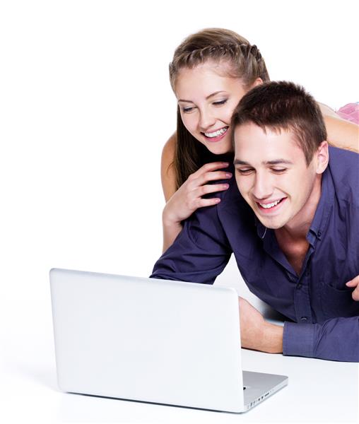 زوج خندان خوشحال که با علاقه به لپ تاپ نگاه می کنند - جدا شده روی سفید