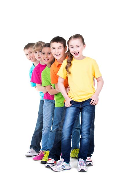 گروهی از کودکان شاد با تی شرت های رنگارنگ پشت یکدیگر روی دیوار سفید ایستاده اند