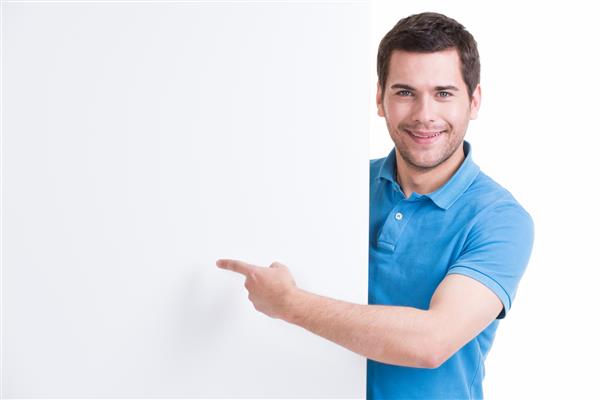 مرد جوان شاد با انگشت روی یک بنر خالی - جدا شده روی سفید