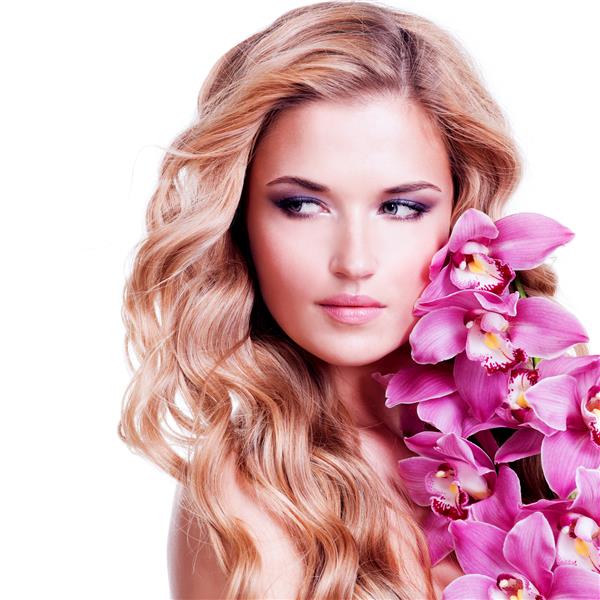 چهره زیبای زن جوان بلوند با موهای سالم و گل های صورتی نزدیک صورت - جدا شده روی سفید