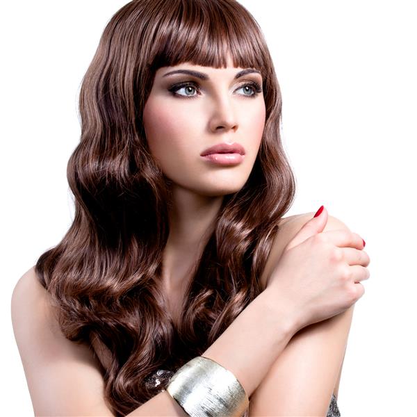 پرتره یک زن جوان زیبا با موهای بلند قهوه ای مدل دختر زیبا با جواهری شیک نقره ای