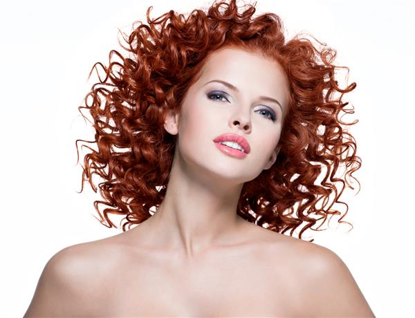 پرتره زن جوان زیبا با موهای مجعد قرمز - جدا شده روی سفید