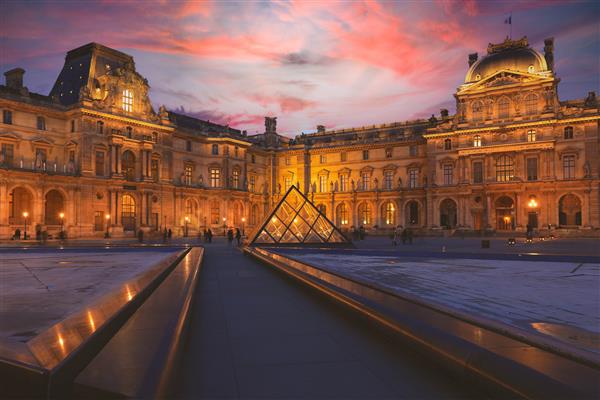 پاریس - 26 دسامبر 2018 نمای ساختمان لوور در حیاط در عصر موزه لوور یکی از بزرگترین و پربازدیدترین موزه های جهان است