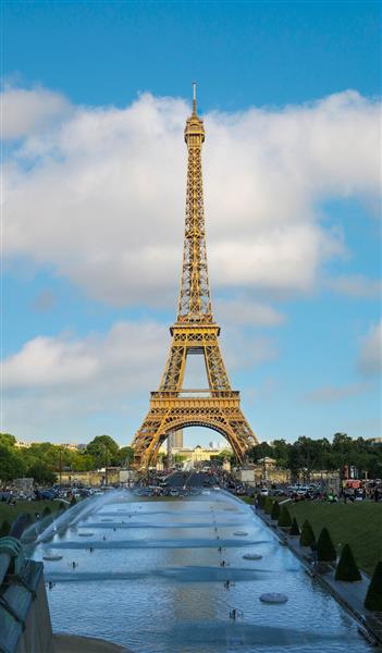 پاریس فرانسه - 16 ژوئن 2019 برج ایفل در تابستان پس زمینه عاشقانه سفر برج ایفل نماد سنتی پاریس و عشق است