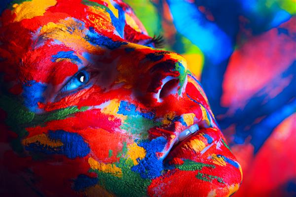 زنی با رنگ های رنگارنگ