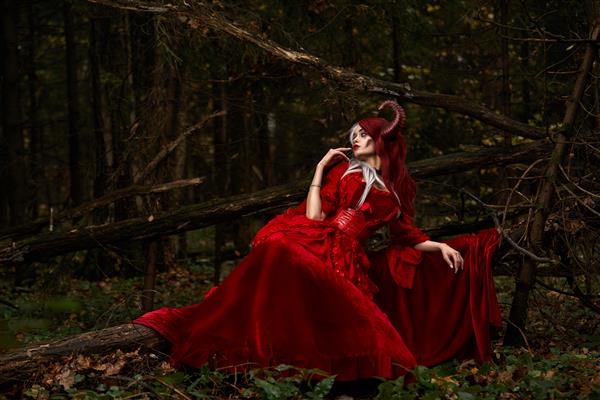 دختر مدل شیک و شیک در تصویر ژست بدخواهانه در میان جنگل عرفانی - داستان پریان کازپلی هالووین