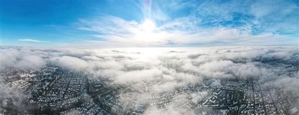 نمای پانورامای پهپاد هوایی از کیشیناو چندین ساختمان جاده ها برف و درختان برهنه