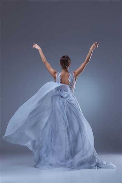 رقص رقاصه زیبا در لباس یاس بنفش طولانی در پس زمینه یاس بنفش