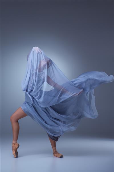 رقص بالرین زیبا با لباس آبی بلند در زمینه آبی