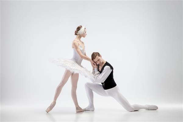 زوج جوان برازنده رقصنده باله در زمینه سفید استودیو